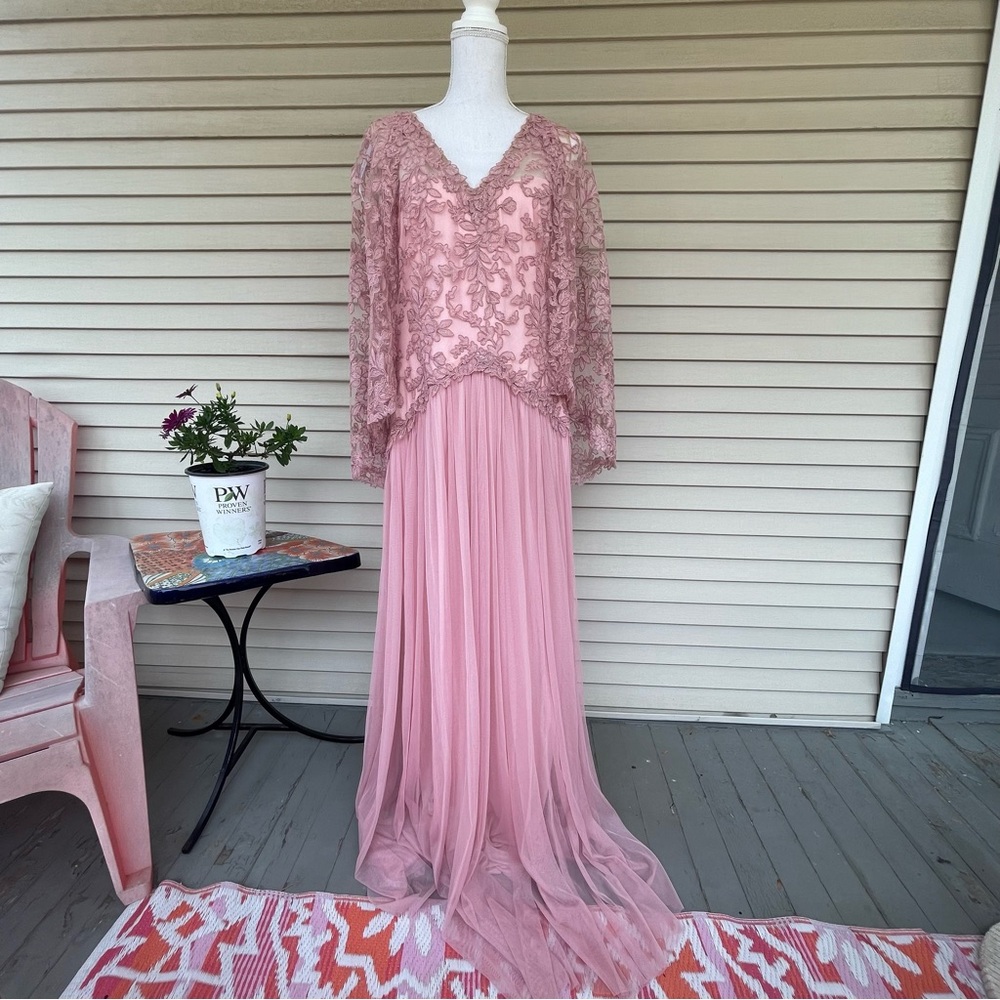 TADASHI SHOJI Embroidered Lace Cape Gown Dress in Rose Quartz Size 16 (NWT) - Picture 2 of 15